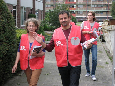 Ondersteund door mooi weer en een lekker muziekje trekt de SP de wijk in…